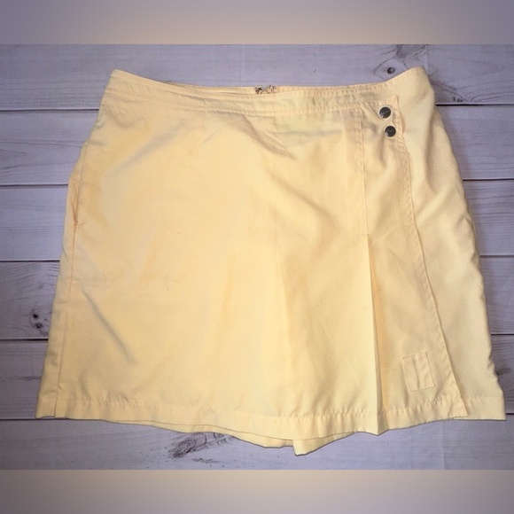 Izod Light Yellow Skort Size 10
Preppy Pickleball Tennis Casual Summer Beach - Picture 1 of 6